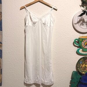 Vintage Vanity Fair women White Satin Lace Trim Full Slip Peignoir Nightgown 36